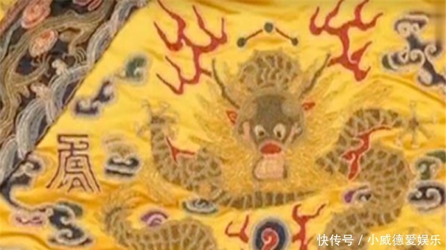 小伙|小伙收拾母亲遗物时,意外发现一件龙袍,专家:请问祖上何人?