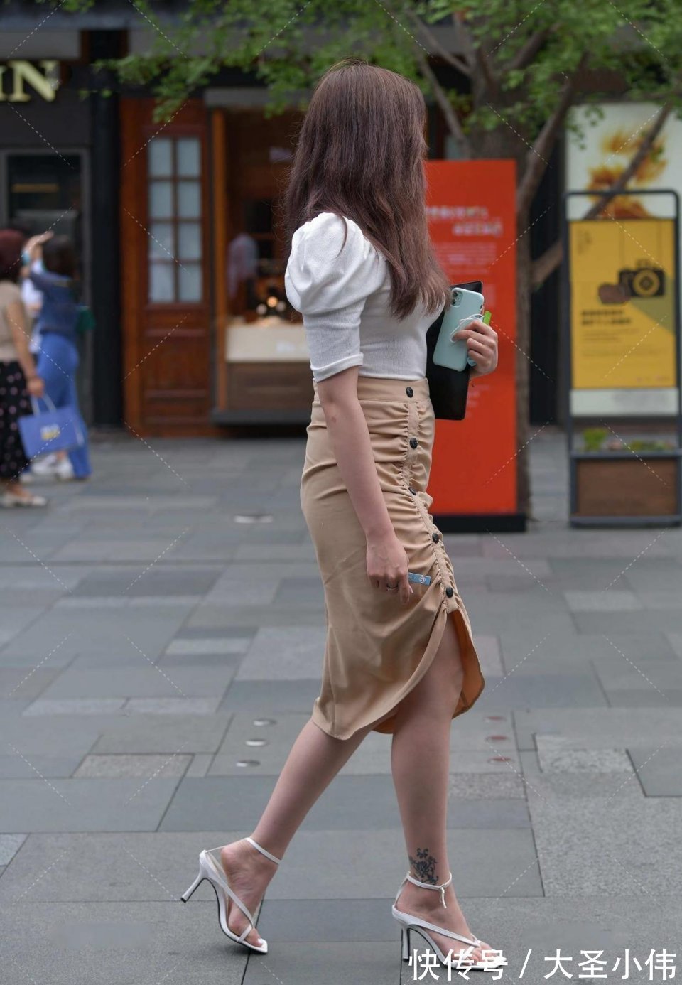 美女|美女街拍:白皙饱满的气质美人,一眼就难以忘怀!下班一起去吃个饭吧