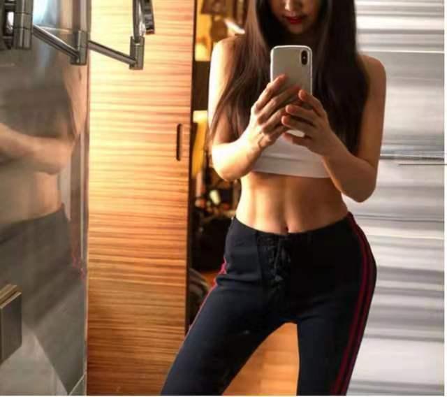 黄嘉欣|33岁宝妈热爱健身,马甲线迷人有型,运动是关键