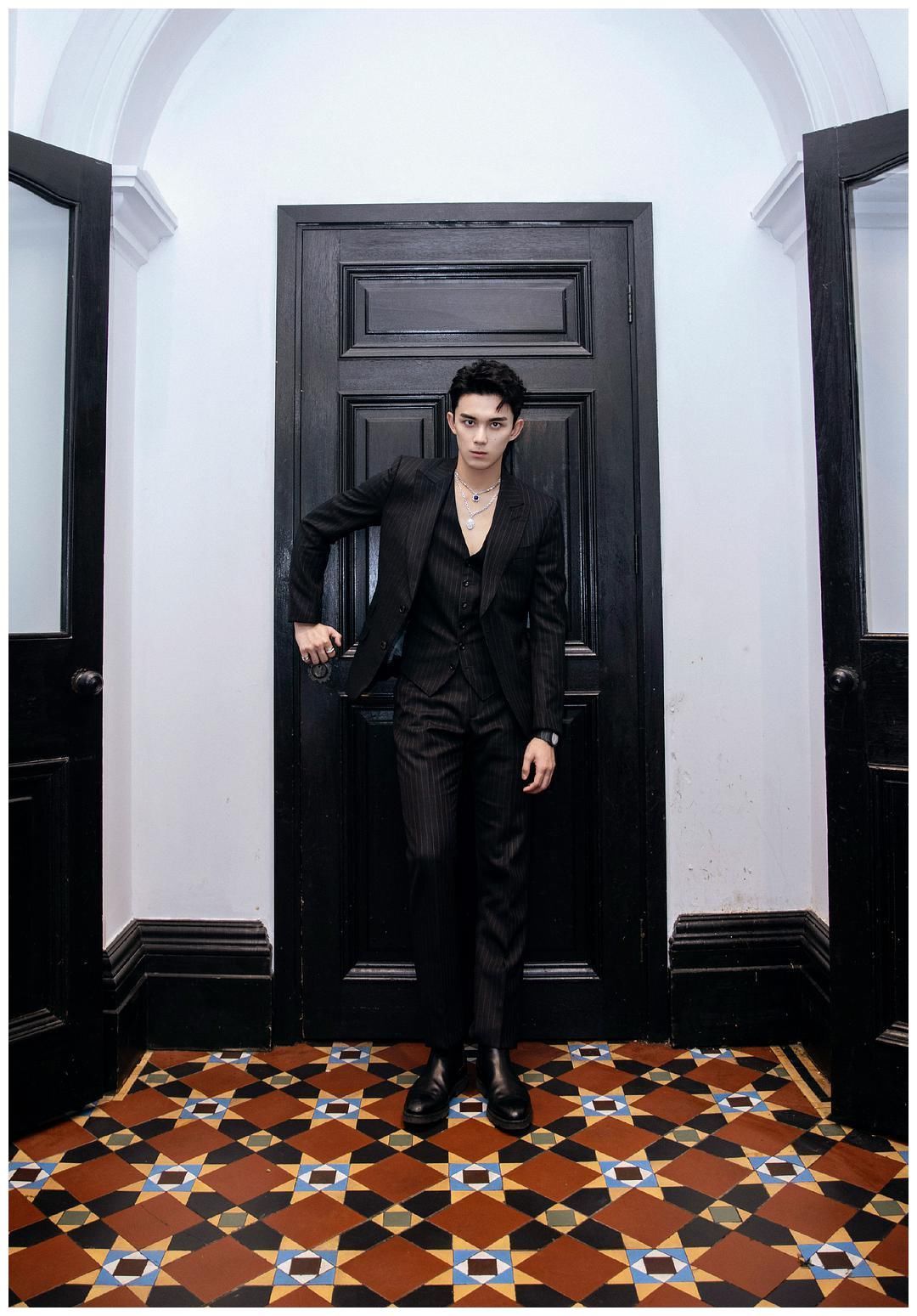 看来吴磊同学以后可以尝试更多类型的角色了,戏路很宽,期待吴磊的精彩