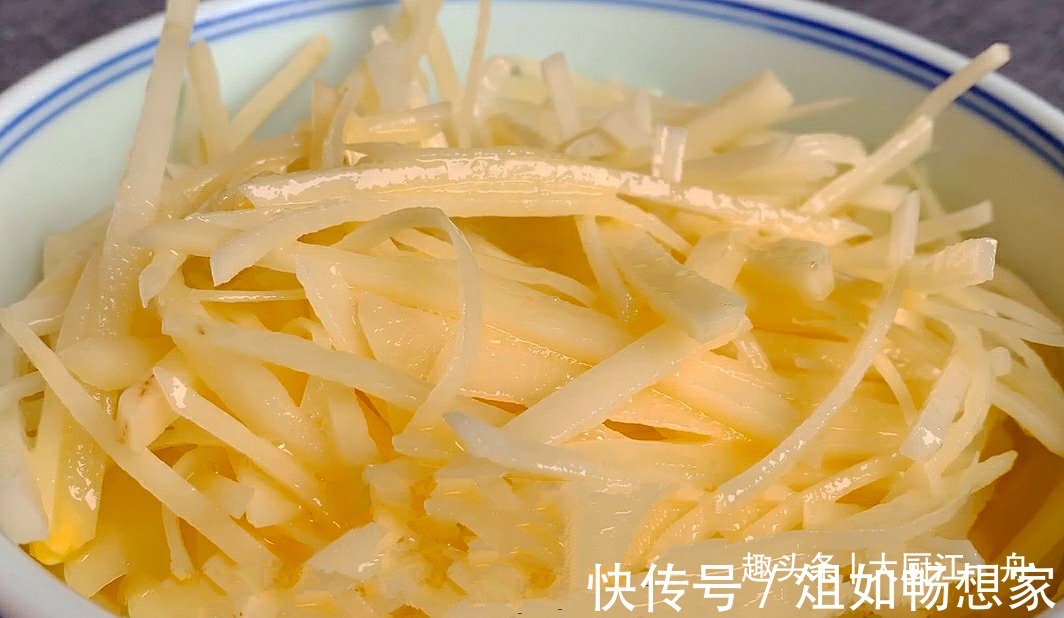孩子|土豆丝里打2个鸡蛋,真是太香了,一周吃6次都嫌少,孩子抢着吃