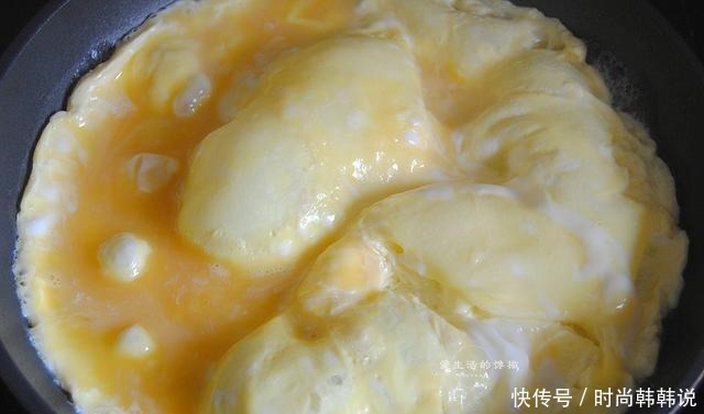 我家炒鸡蛋从不放油，加入一碗水，炒的鸡蛋鲜嫩又好吃，味道绝了