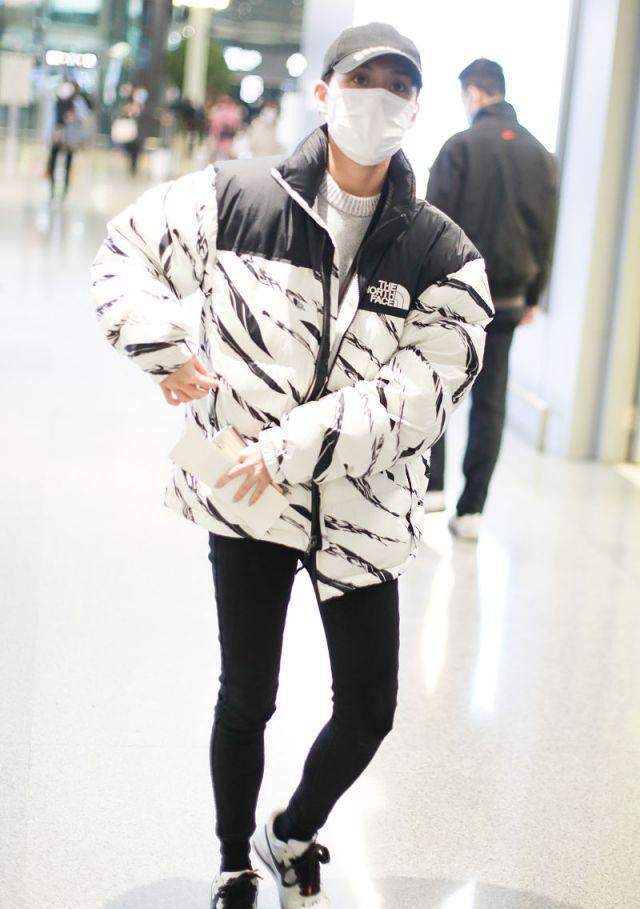 着一双漂亮|何超莲穿条纹羽绒服搭无痕裤, 一双筷子腿太迷人, 运动时尚又健美