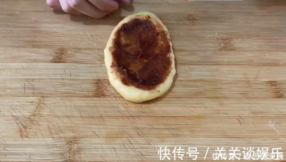 豆沙卷|想吃面包不用买了，4个鸡蛋一碗面，做出来的面包又拉丝又暄软