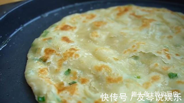 做孩子更易消化的烫面饼,柔软又筋道,筠宝一口气吃三块