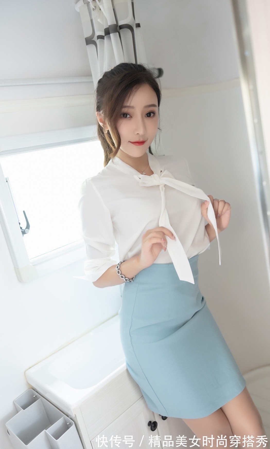 知性 知性又优雅的白色衬衫,下搭一条浅蓝色的高腰包臀裙,性感又迷人