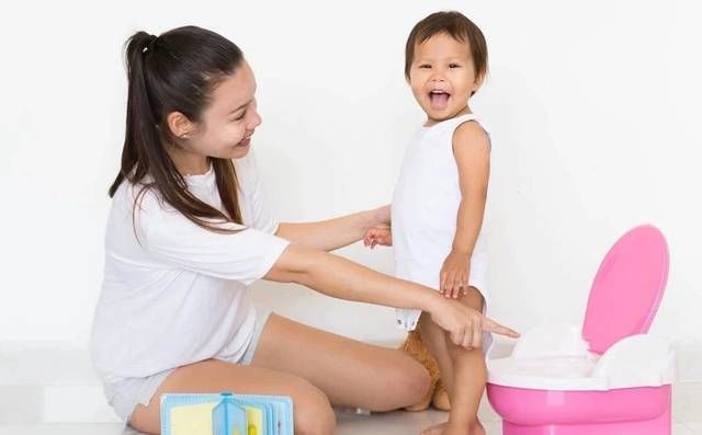 爸妈|培养宝宝如厕训练,结果宝宝完全不按套路来?爸妈要注意男女有别