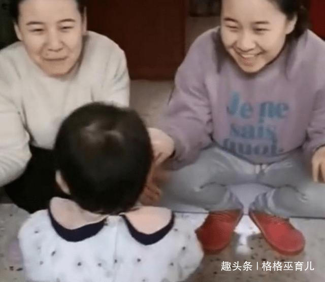 小姨|小姨与妈妈是双胞胎,两人同时要抱女儿时,女儿的反应让人笑喷了