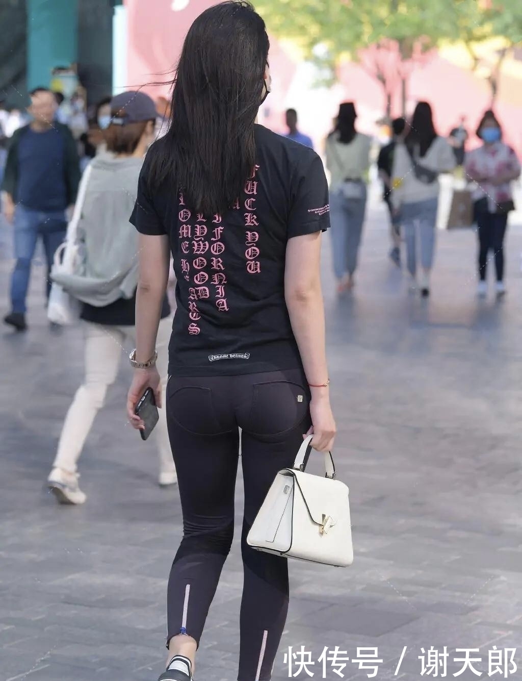 称为|秋季少不了的“打底裤”,时髦又修身,难怪被称为“扛把子”!