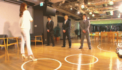 |搞笑GIF：在街头碰到一个妹子，本想上去搭讪，一回头吓我一哆嗦