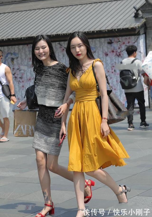 时尚 小姐姐身穿明黄色A字连衣裙搭配精美高跟鞋,看上去时尚又可爱