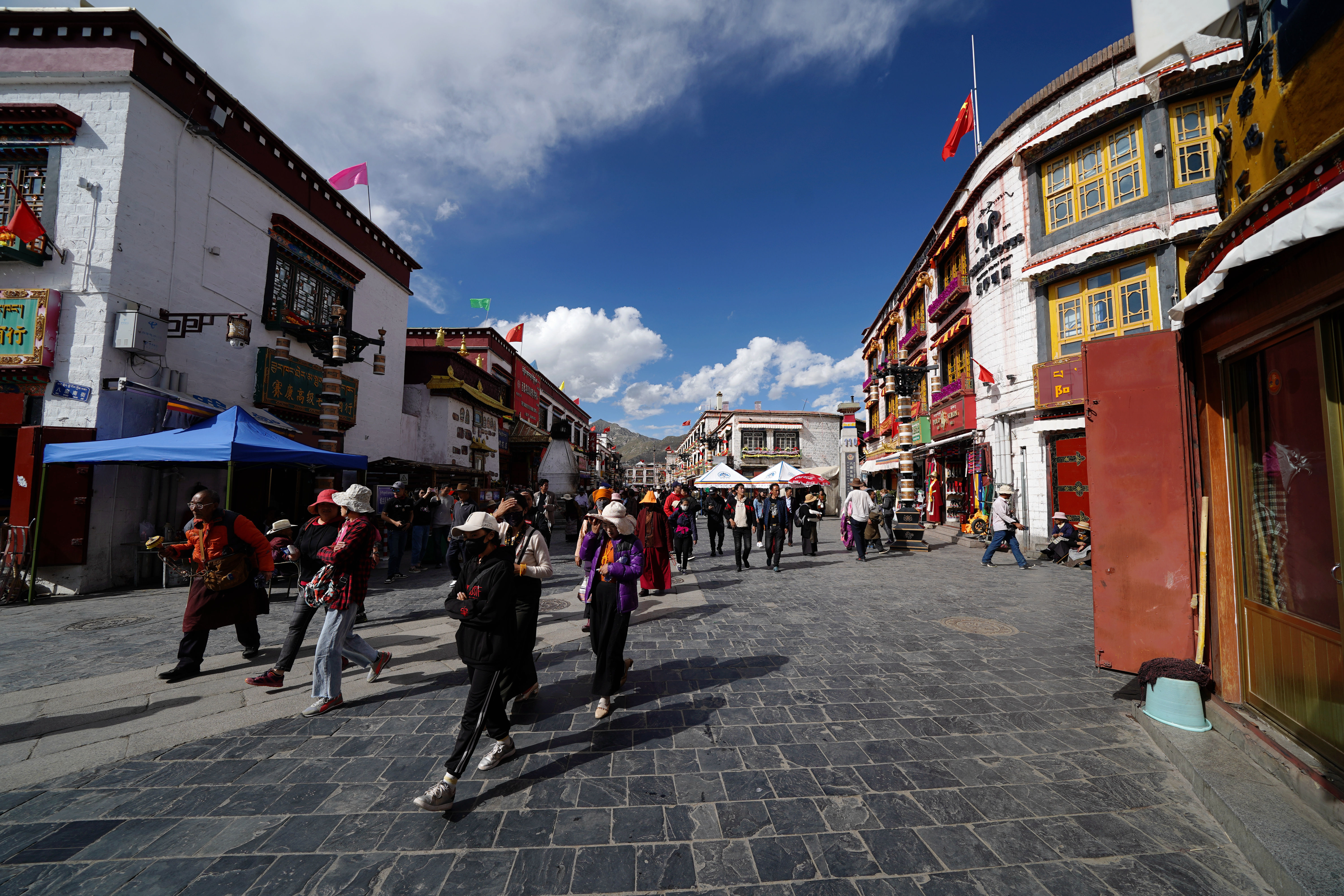 大昭寺|【80天单人单车环藏之旅】观览佛教圣地大昭寺，八廓街猎摄盛装美女