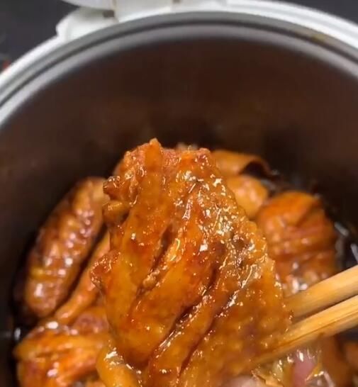 教你用|20年老厨师教你用电饭煲焖鸡,全程不用放一滴水,孩子们都爱吃!