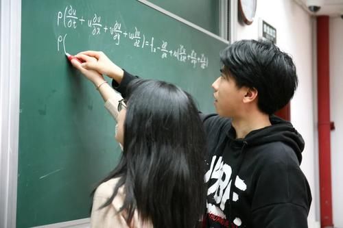 情侣|三年包揽专业前二！9个名校offer、8万奖学金在手，这对学霸情侣太强了