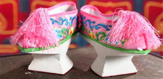 皇帝|大清嫔妃脚上穿的“花盆底”,除了美观,主要为了“方便”皇帝