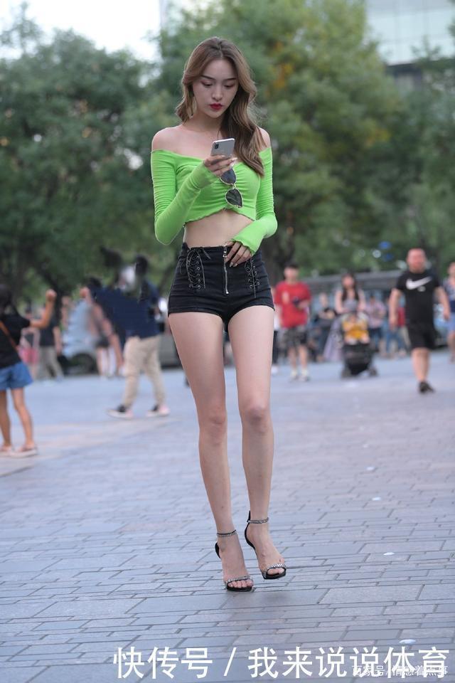 时尚|时尚穿搭绿色披肩上衣+黑色超短裤+凉鞋