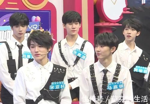 时代少年团做自我介绍,谁注意宋亚轩和其他人的区别?对组团最大的尊重