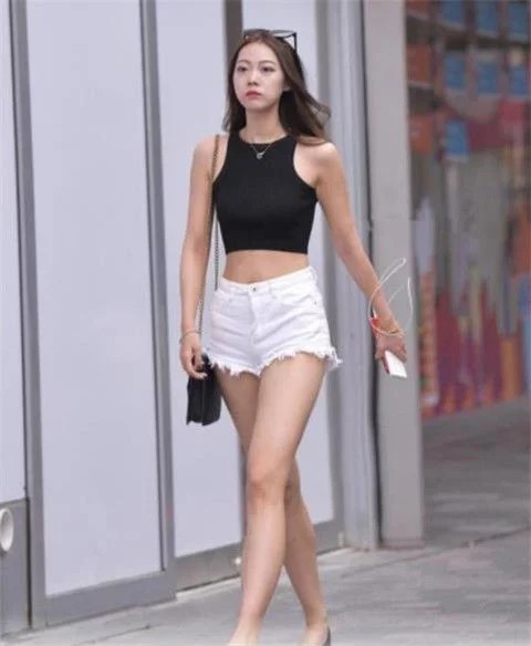 街拍：秋水伊人的美女，短款背心配白色短裤，尽显纤细美腿