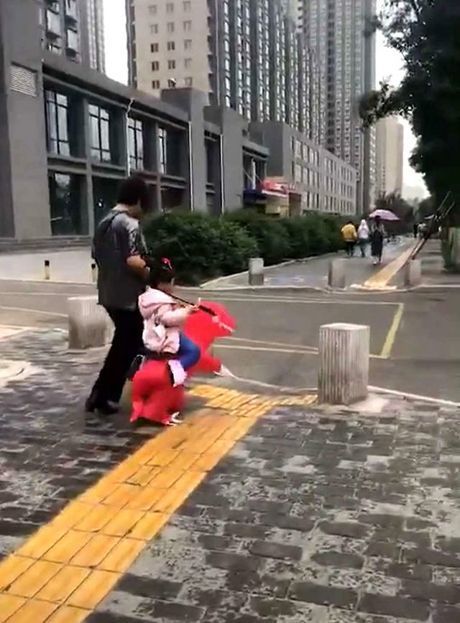 被冠|奶奶牵着孙女走路,被冠上“最霸气奶奶”的称号