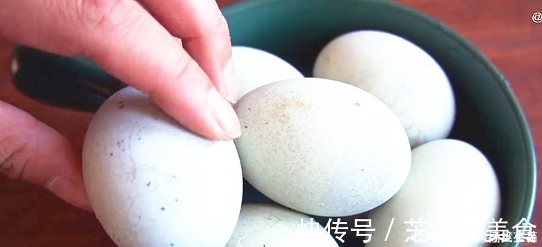 黑暗料理|皮蛋放锅里蒸一蒸,饭店一份要48,在家成本8元,待客有面子