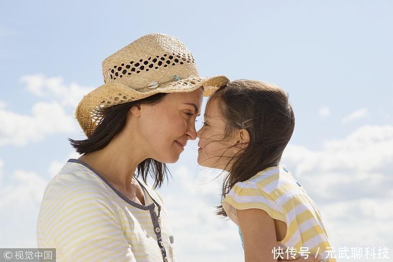 女儿|洗澡时5岁女儿问妈妈为什么你有小翅膀,妈妈是这样回答的