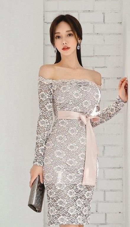 孙允珠身材太养眼，搭露肩蕾丝绣花包臀裙气质优雅，尽显性感锁骨