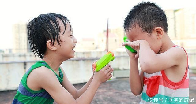 孩子在学校“被欺负”,如何全身而退?父母不妨试试这3个办法