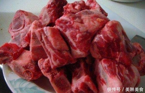 买排骨时,别纠结选大选小,聪明人避开这三种,才能挑到好排骨