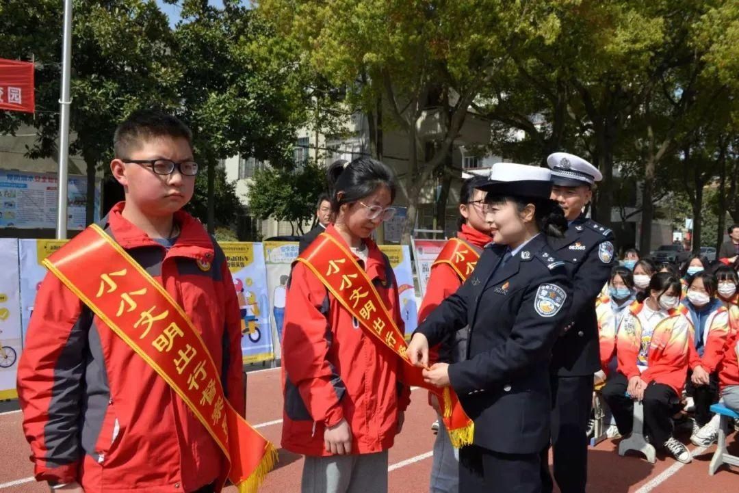 知危险会避险！宜城交警开展全国中小学生“安全教育日”主题活动