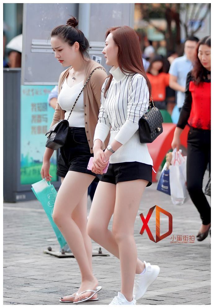  体现|路人街拍，闺蜜热裤出街，一样的大长腿不一样的体现