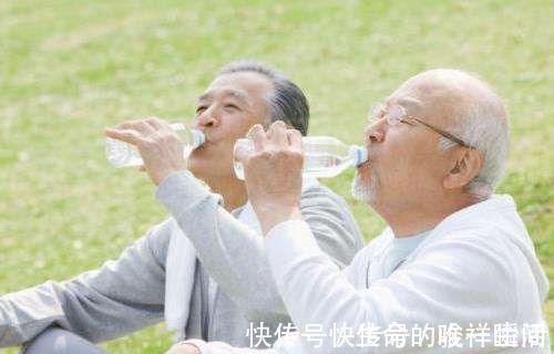 专家|早晨空腹喝水很养生?专家:不注意以下3点,还不如别喝