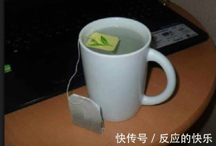 |幽默笑话：朋友买了条假金项链，天天戴着上班，有一次下夜班……