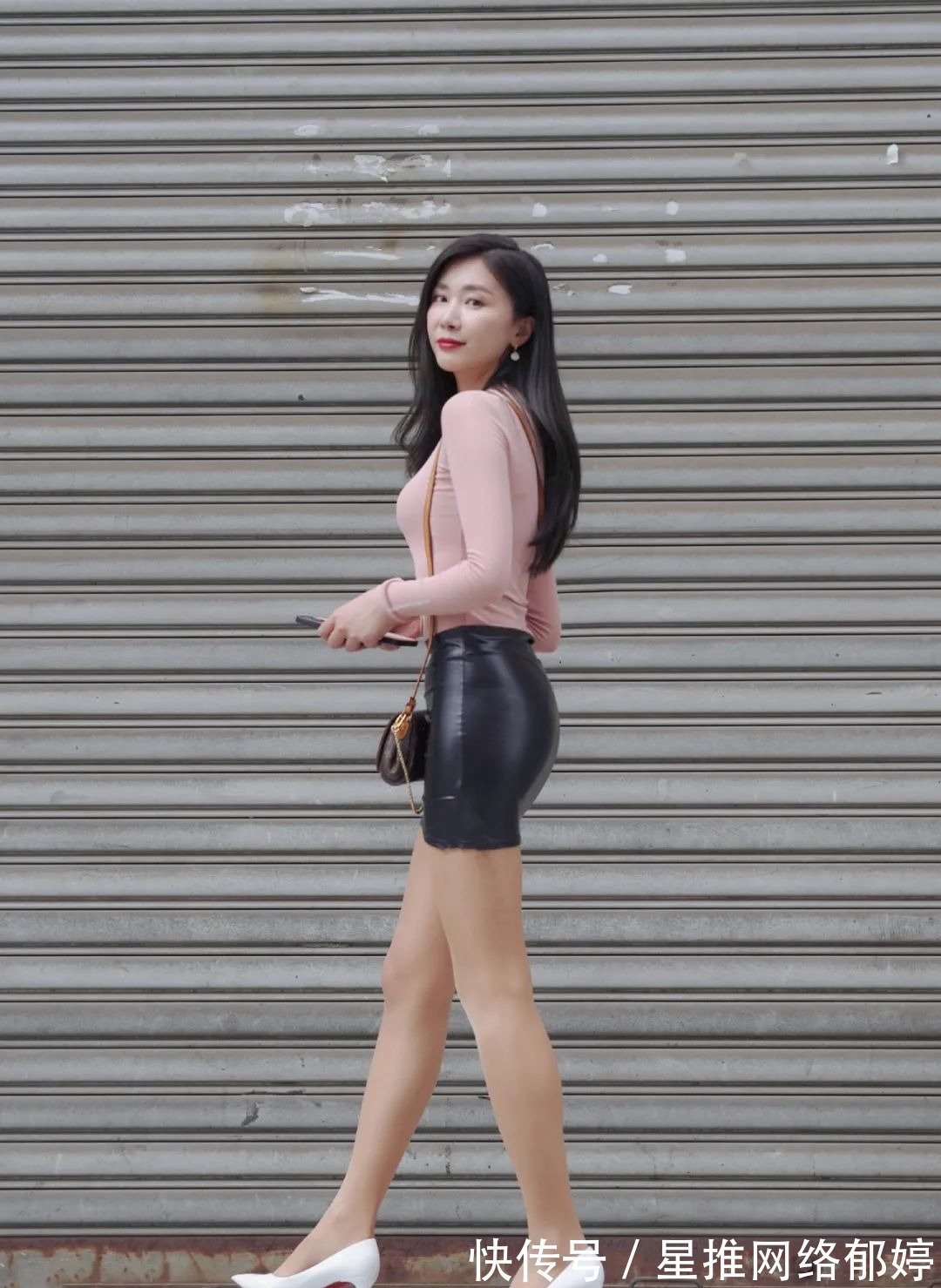 长发|街拍:穿黑裙的时尚女生,长发的女孩都好看