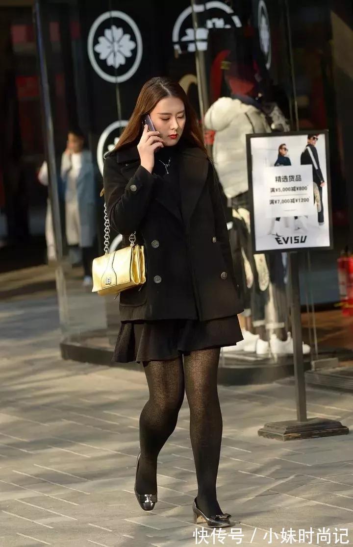 街拍 街拍:穿黑裙的女生从内到外散发出成熟女性的迷人气质