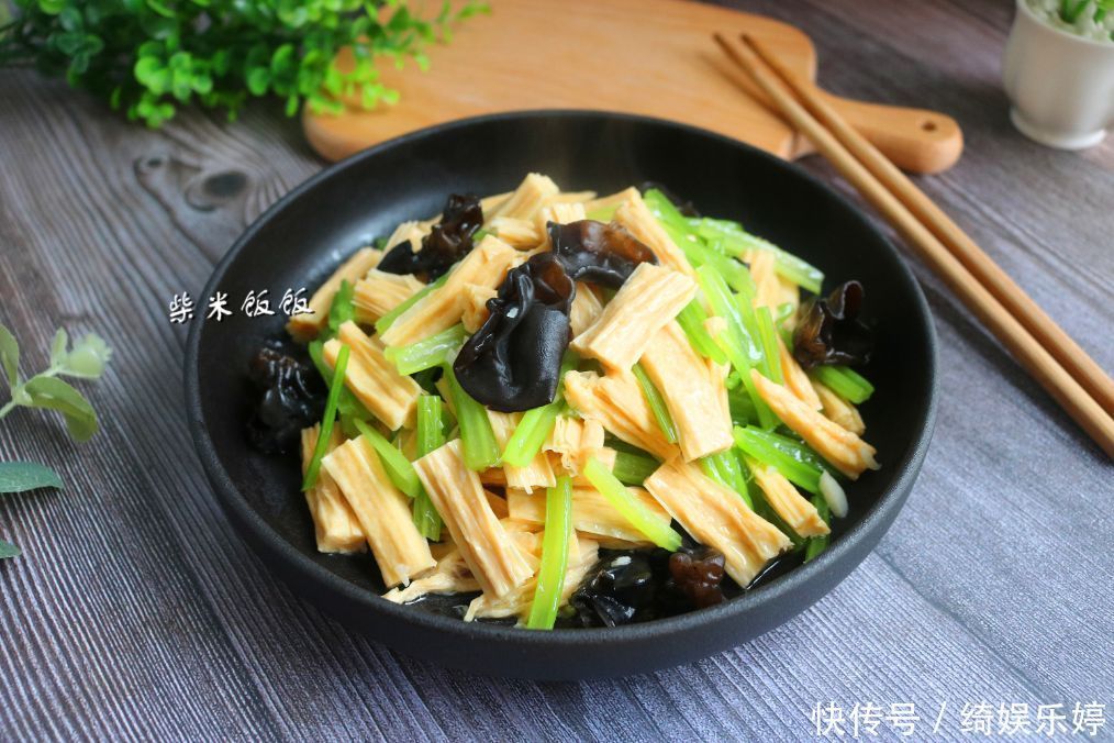 年后都爱吃素菜?这三种素菜一起炒,美味营养,上桌就光盘