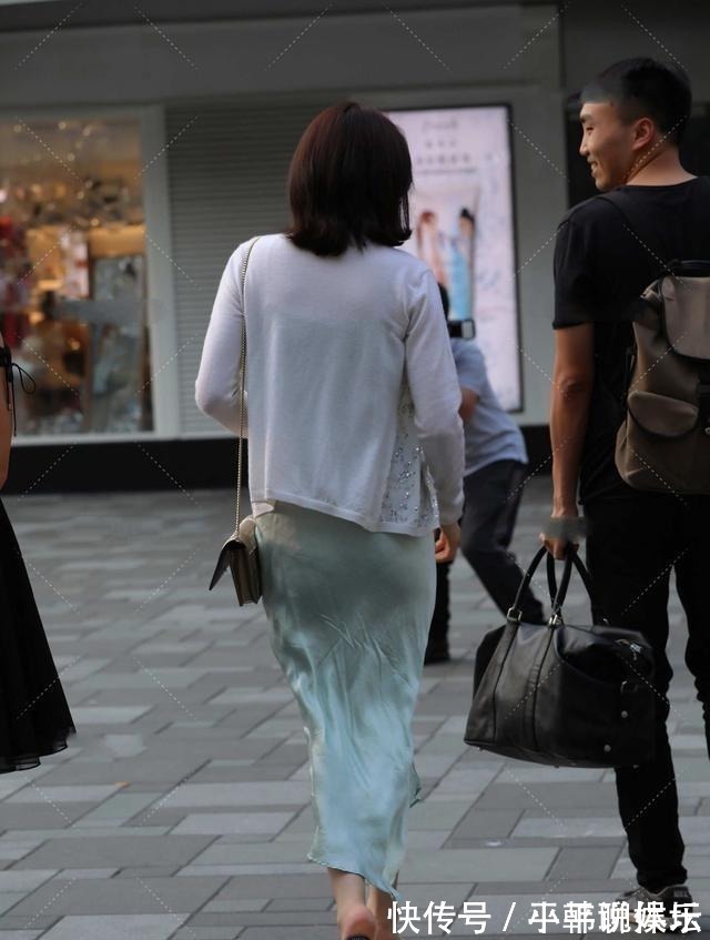 更上一层楼|薄荷蓝长裙搭配雪纺开衫,温柔大气,散发淑女气质