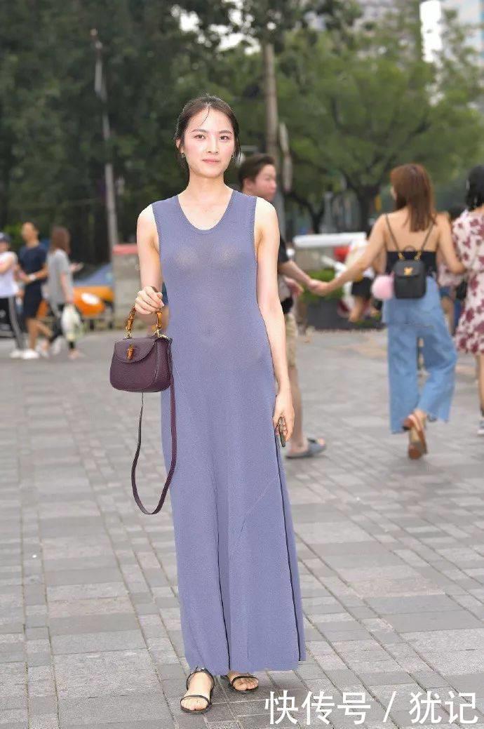 美女搭配一双裸粉色的高跟鞋，整体浅色系的色调非常柔和