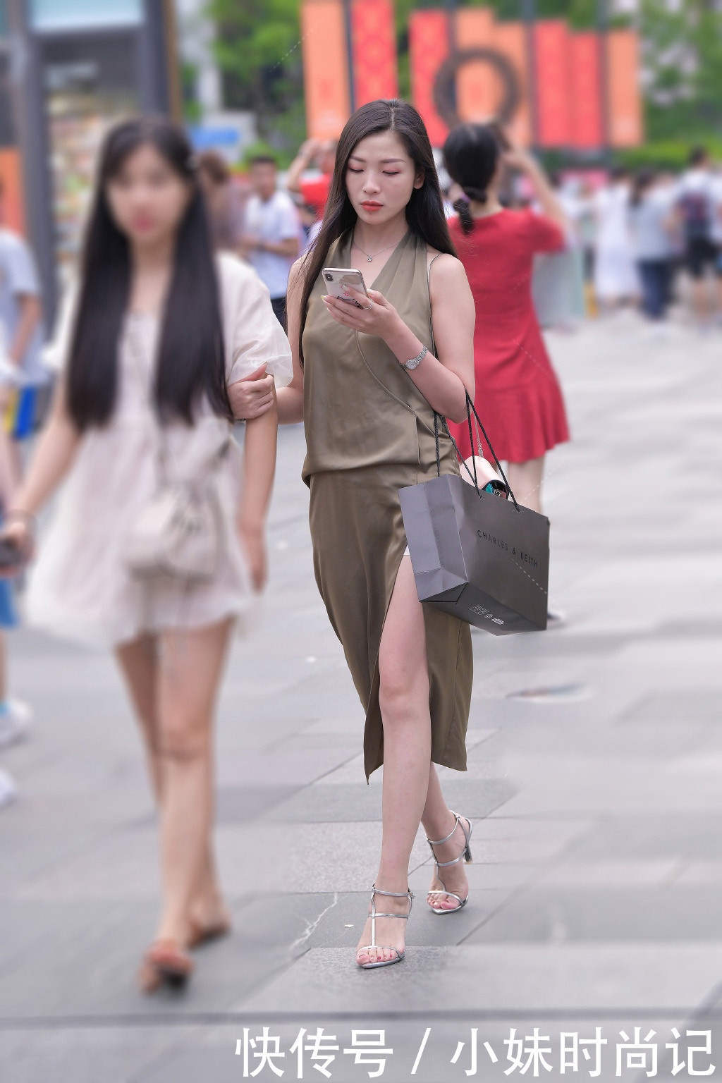 选择|街拍气质女生真会穿,选择款式雅致的挂脖长裙,让造型更显大方靓丽