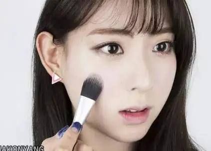 适合丸子头的春日妆容~