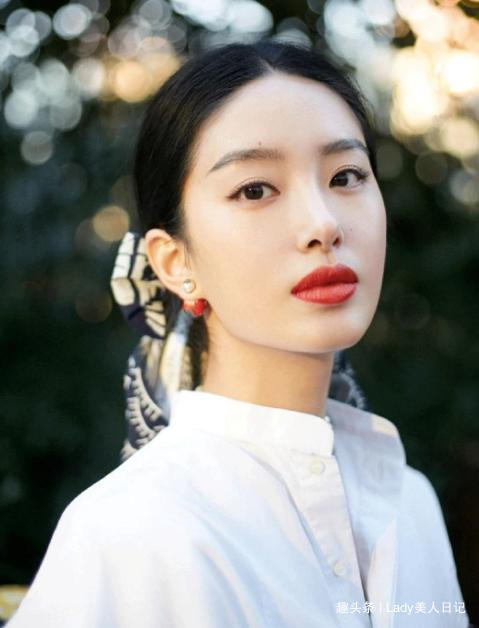 蝴蝶结 手残党想要的3种减龄发型,随便一扎都是少女感,换个发型更年轻