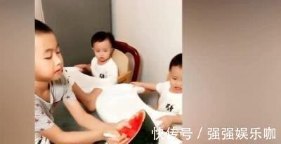 勺子|三胞胎妹妹不愿意喝奶,哥哥想出的方法,妈妈看到笑弯了腰