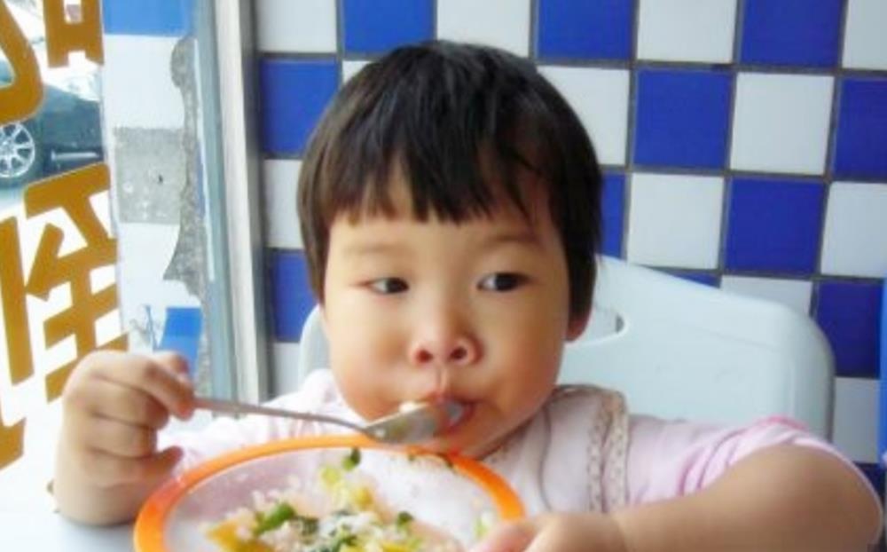 嫌弃|“不吃娃的剩饭,宝妈被老人数落”惹争议,孩子的剩饭,你吃吗?