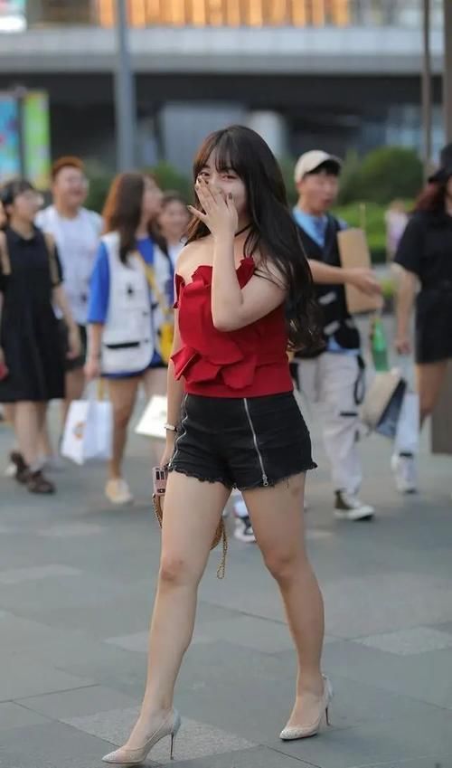 下半身 时尚短裤搭配红色上衣,舒适方便,穿上去性感好看