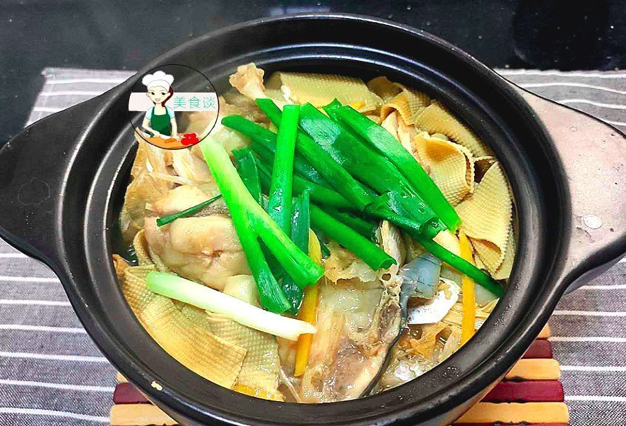 鱼头|冷天,家人最馋我做的腐竹鱼头煲,焖一锅特鲜美,好吃营养又好做