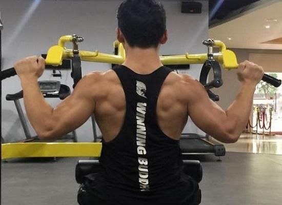 肌肉|以后训练背部肌肉，不能少了这4个动作，练背效果太强了