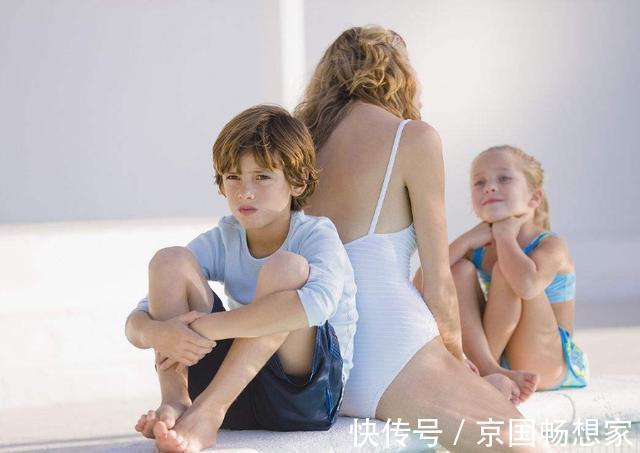 父母|3岁小姐姐帮忙哄双胞胎弟,等来的却是一记耳光,让人心拔凉拔凉