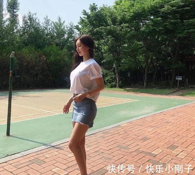 高跟鞋 站在篮球场上的可爱小姐姐,穿搭很时尚,看上去很害羞