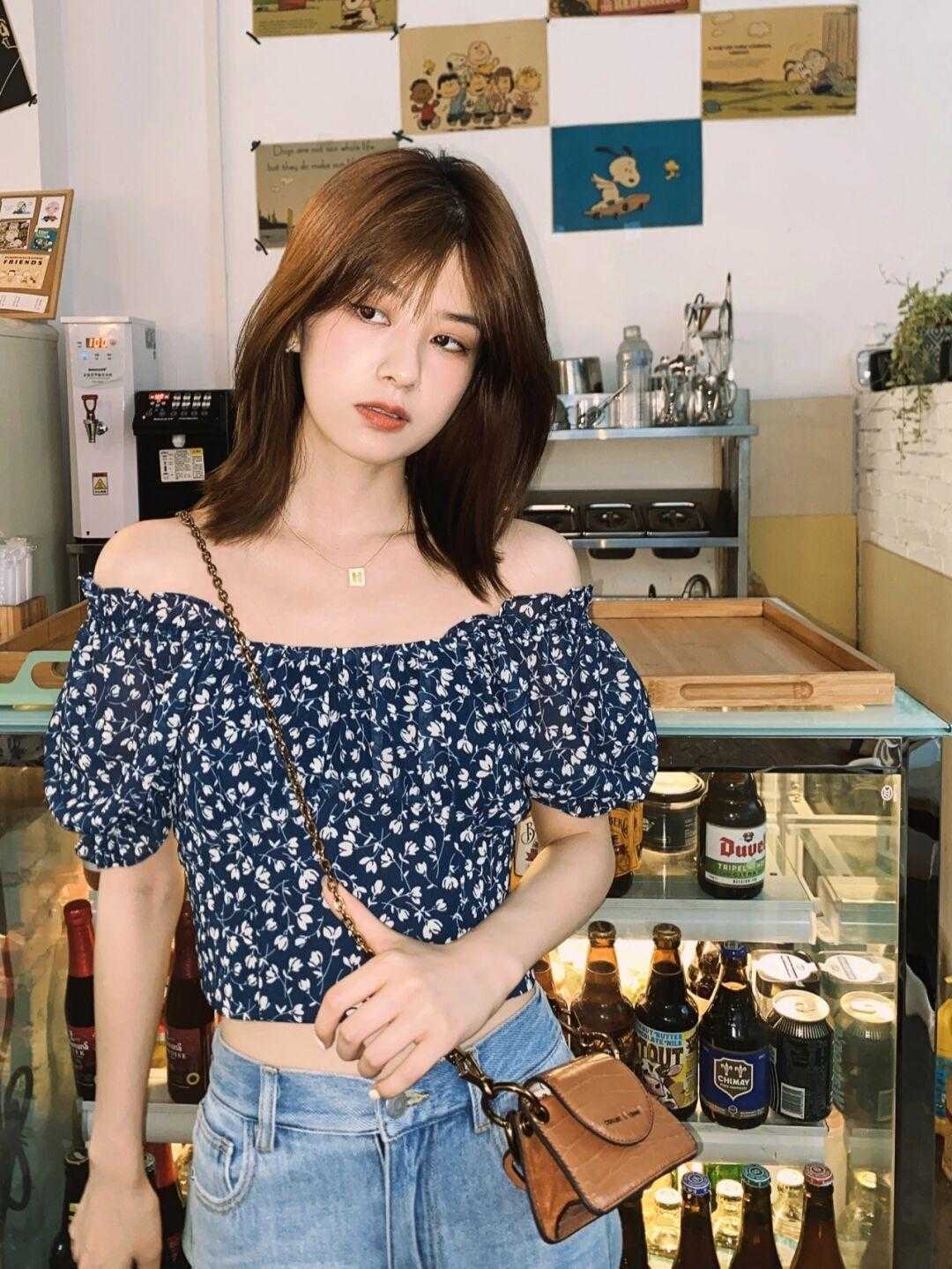 气质感|穿一字肩也可以很出众,搭配牛仔裤简约甜美,还提升气质感