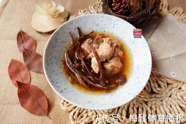 汽锅|炖鸡汤，鸡肉焯不焯水？记住这3点，鸡汤味浓不油腻，鸡肉不发柴