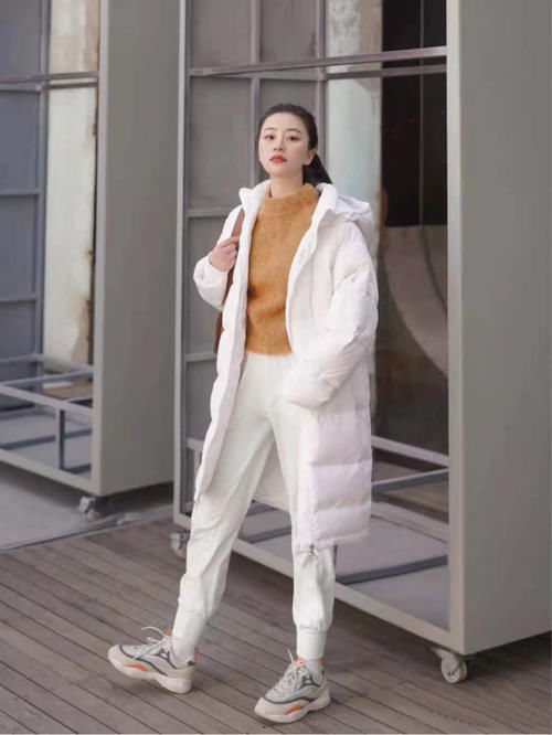 冬季羽绒服拒绝臃肿，掌握运动风穿搭，随时切换酷飒与温柔